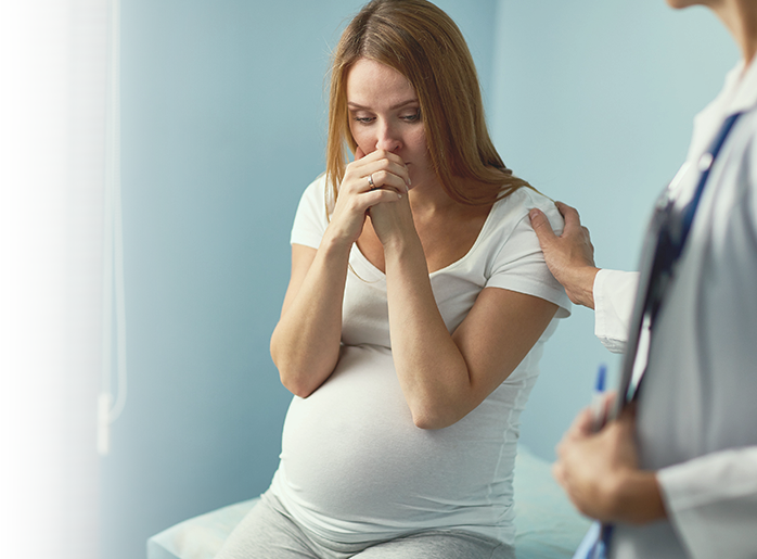 Pregnant woman meets with doctor